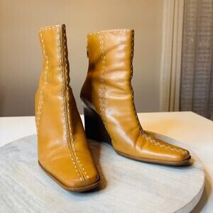 Diba Elko Tan Leather Wedge Ankle Boots Size 8.5 Made in Brazil Stitch Detail